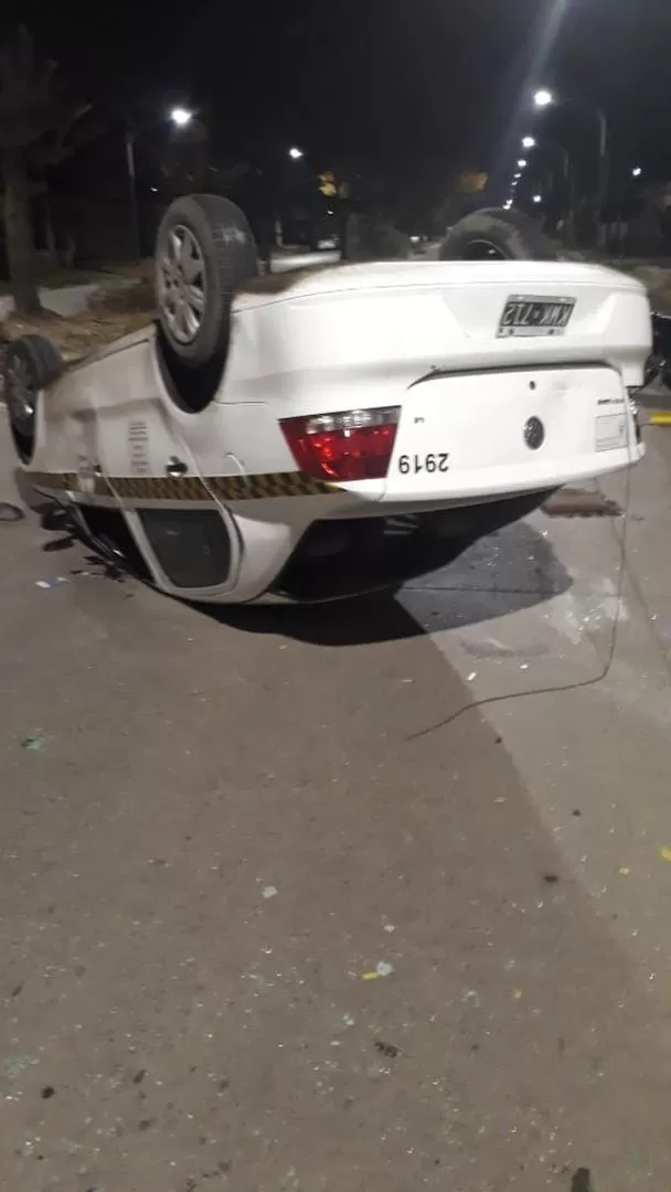 DESTROZADO. La víctima aún no sabe si podrá volver a usar el auto.  