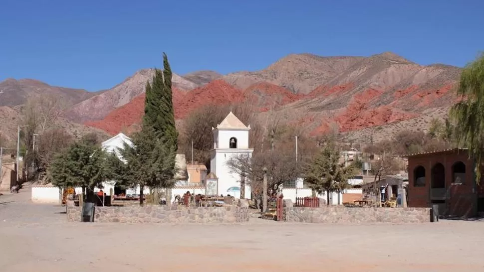 FACHADA. San Francisco de Paula, con el fondo de los cerros jujeños. 