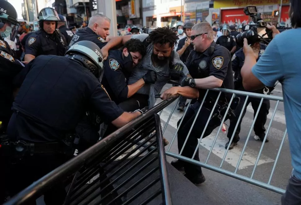 DISTURBIOS EN LAS CALLES. Durante más de 96 horas, las peleas estuvieron a la orden del día en Minnesota y otras ciudades. reuters