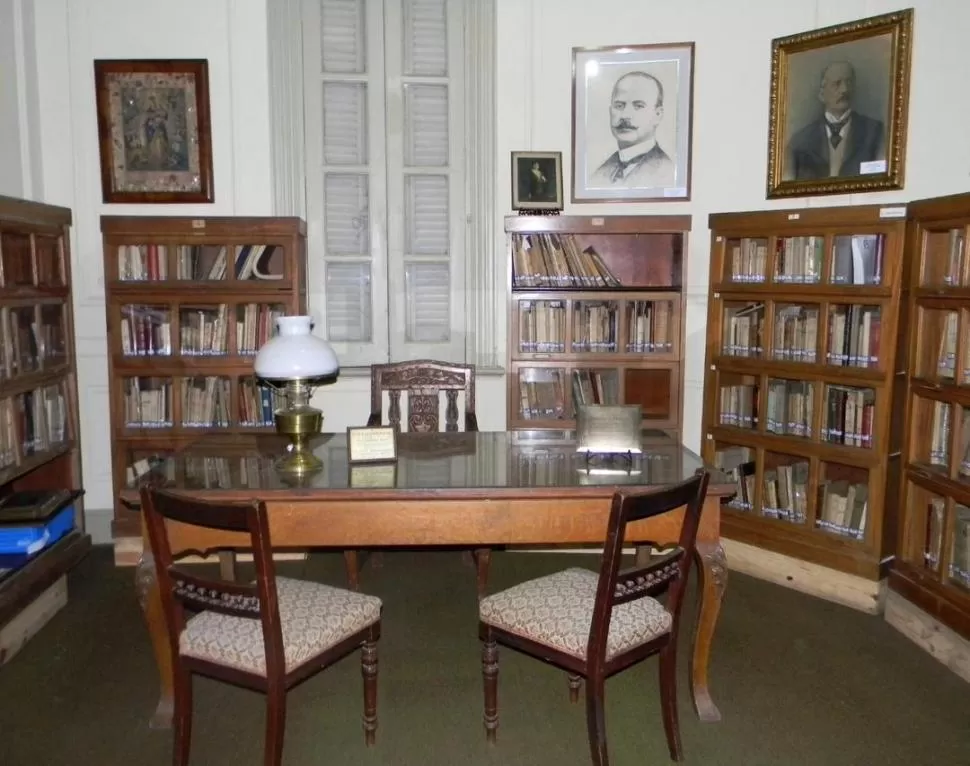 BIBLIOTECA ERNESTO PADILLA. Contiene, además de libros de historia, geografía y filosofía, el mobiliario original. 