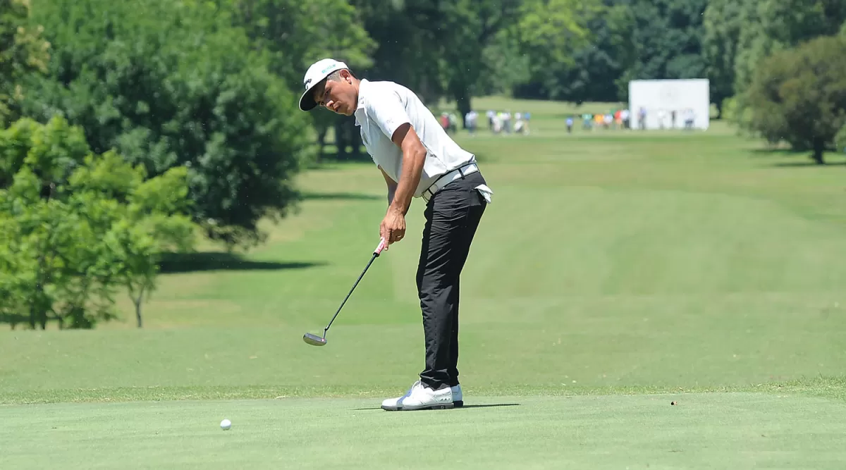 SIN CONTACTO. En los amplios campos de golf, los rivales están muy alejados durante las largas rondas de competencia. 