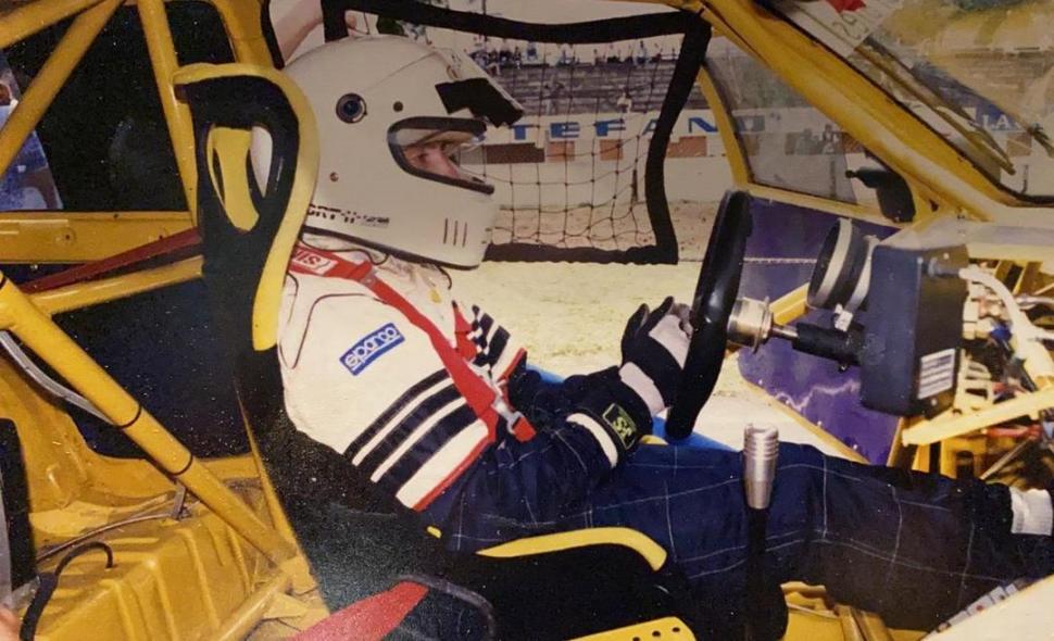 ANTES Y DURANTE. El piloto, concentrado previo a la largada. Y al comando del VW Gol pintado de amarillo, con el que se batió a duelo en cada metro de la pista.