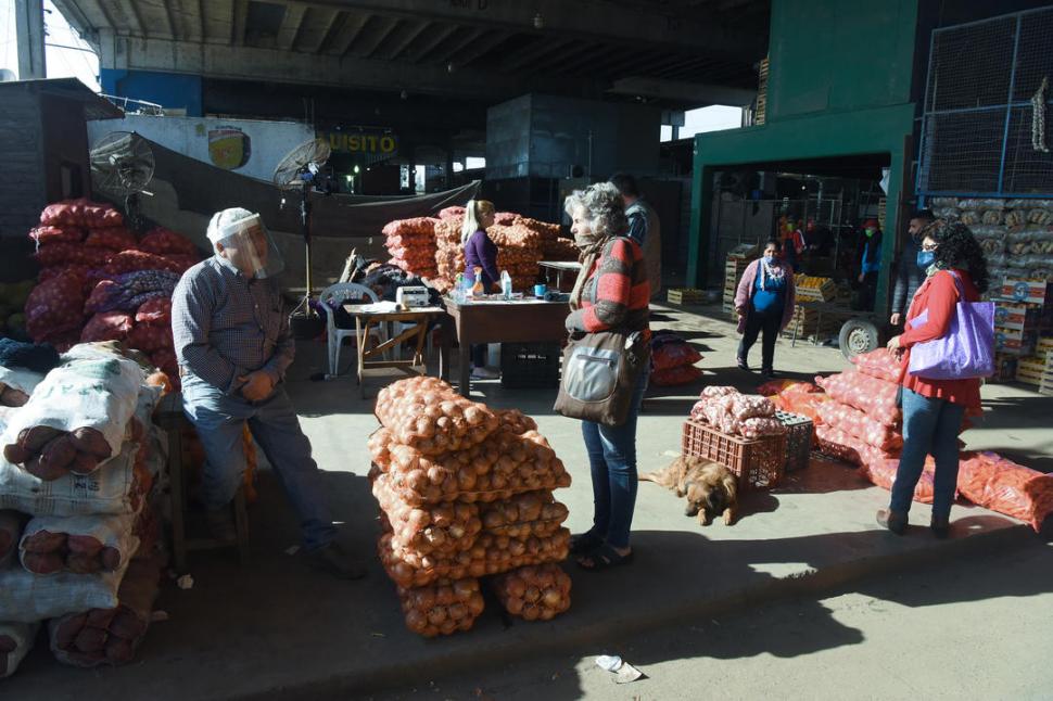 EN MEDIO DE LA PANDEMIA. El Mercado continúa abasteciendo a los tuucmanos.