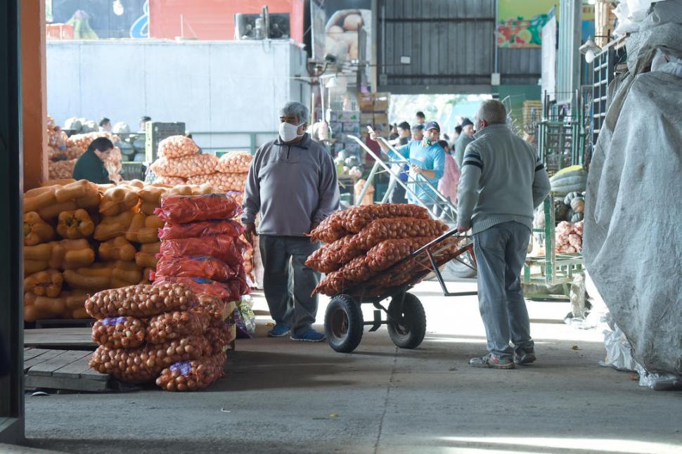EN PIE. Pese a la baja en las ventas, el mercado mantiene todos sus trabajadores. “Disminuimos los costos para que no haya despidos”.