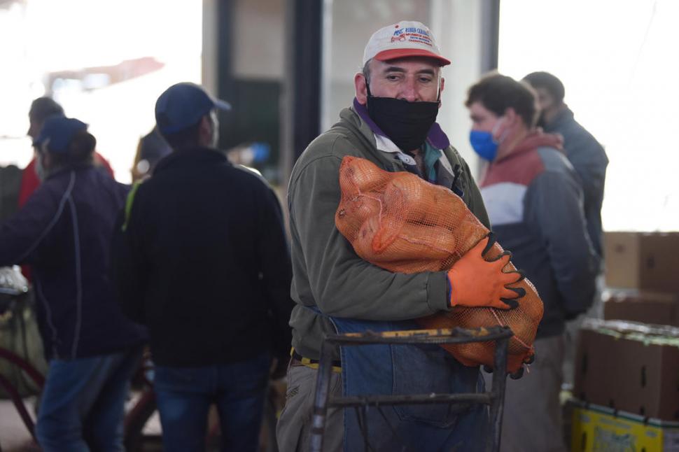 BARBIJOS Y GUANTES. Los trabajadores extreman los cuidados.