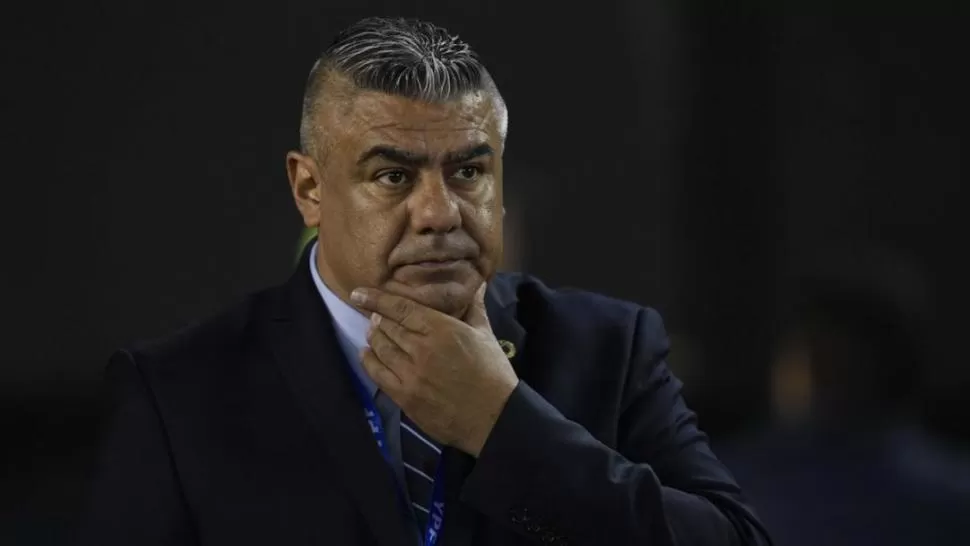 SITUACIONES SIMILARES. Claudio Tapia, que ahora ataca a Roberto Sagra, vivió algo parecido con la Conmebol el año pasado.  