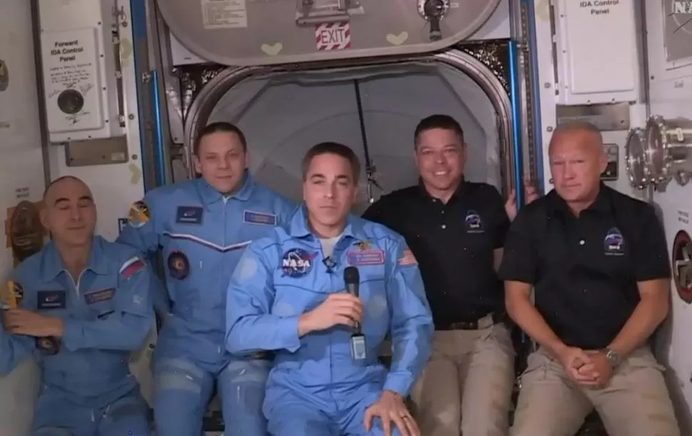 VIAJEROS. Harley y Behnken, con remeras oscuras, en una foto con compañeros de la NASA, vienen preparándose desde el año 2000 para esta misión.  