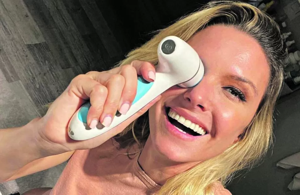 PUBLICACIONES. Muchas celebrities y modelos se mostraron en las redes sociales con la dermolimpiadora como parte de su rutina de belleza. Otras famosas, en cambio, repudiaron la movida.  