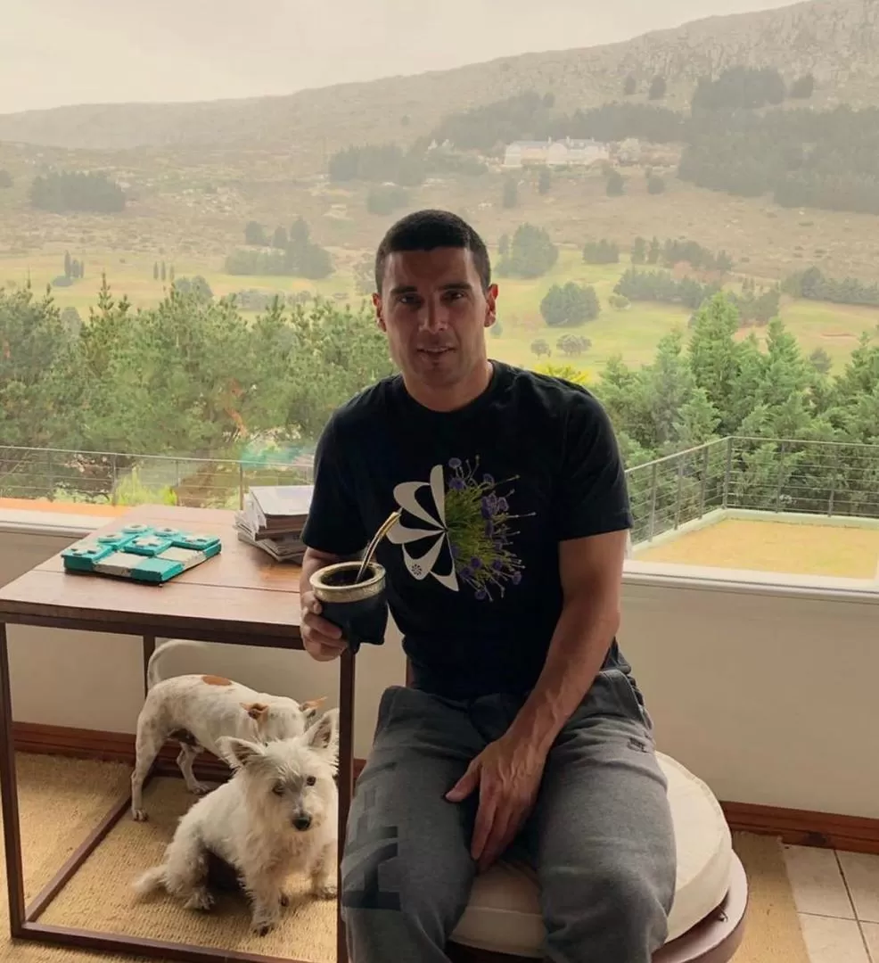 EN SUS QUEHACERES. El “Chavo” cortando el pasto, con la sierra de fondo.  