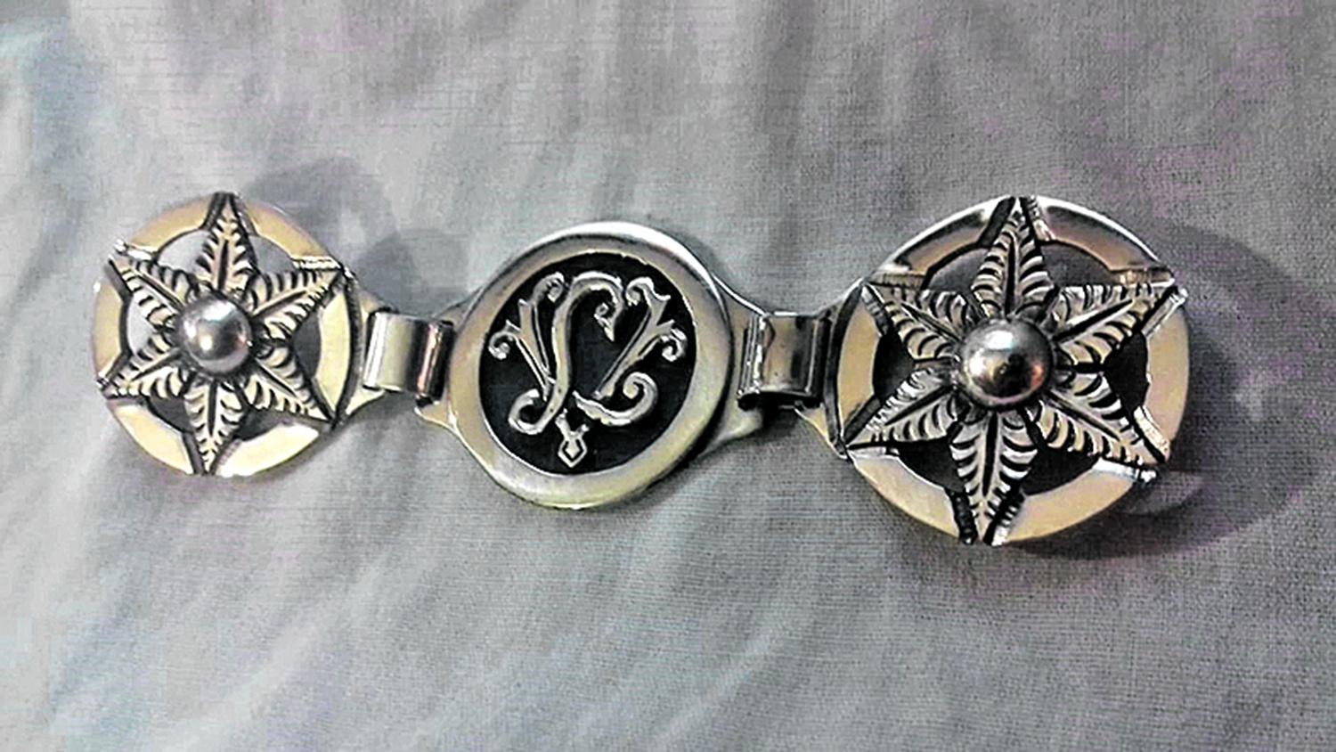 TRABAJOS EN PLATA. Delicados labrados en estas hebillas.