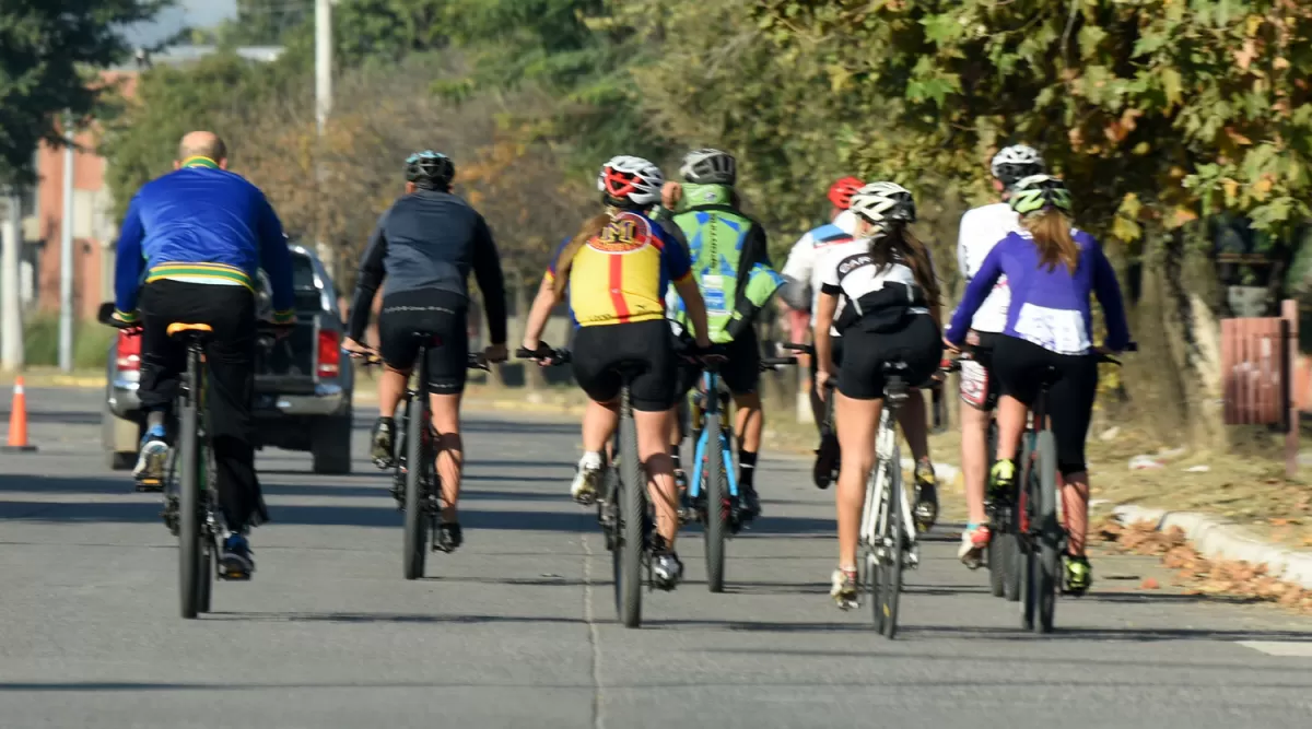 EL RETORNO. En bicicleta, a pie o en las canchas, los tucumanos tuvieron oportunidad de volver a la actividad deportiva, algo que no podían hacer desde hace más de dos meses.