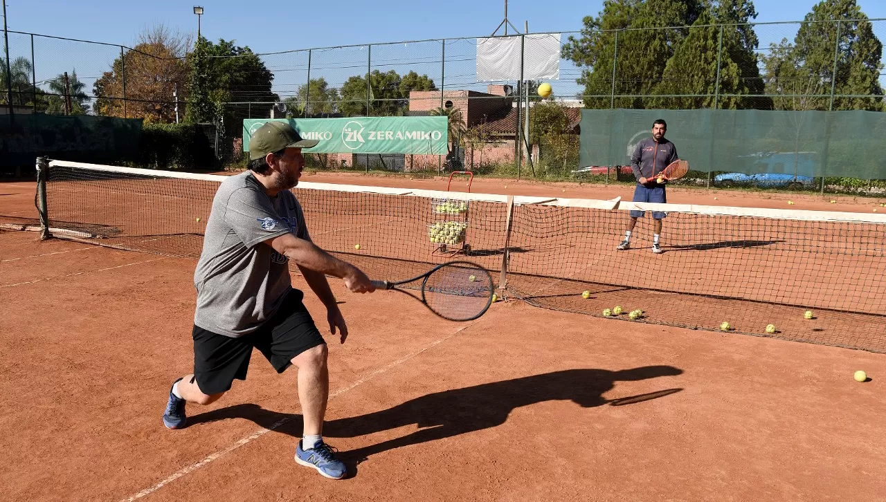 MANO A MANO. Otra vez, después de 70 días, alumno y profesor se encuentran en una cancha de tenis.