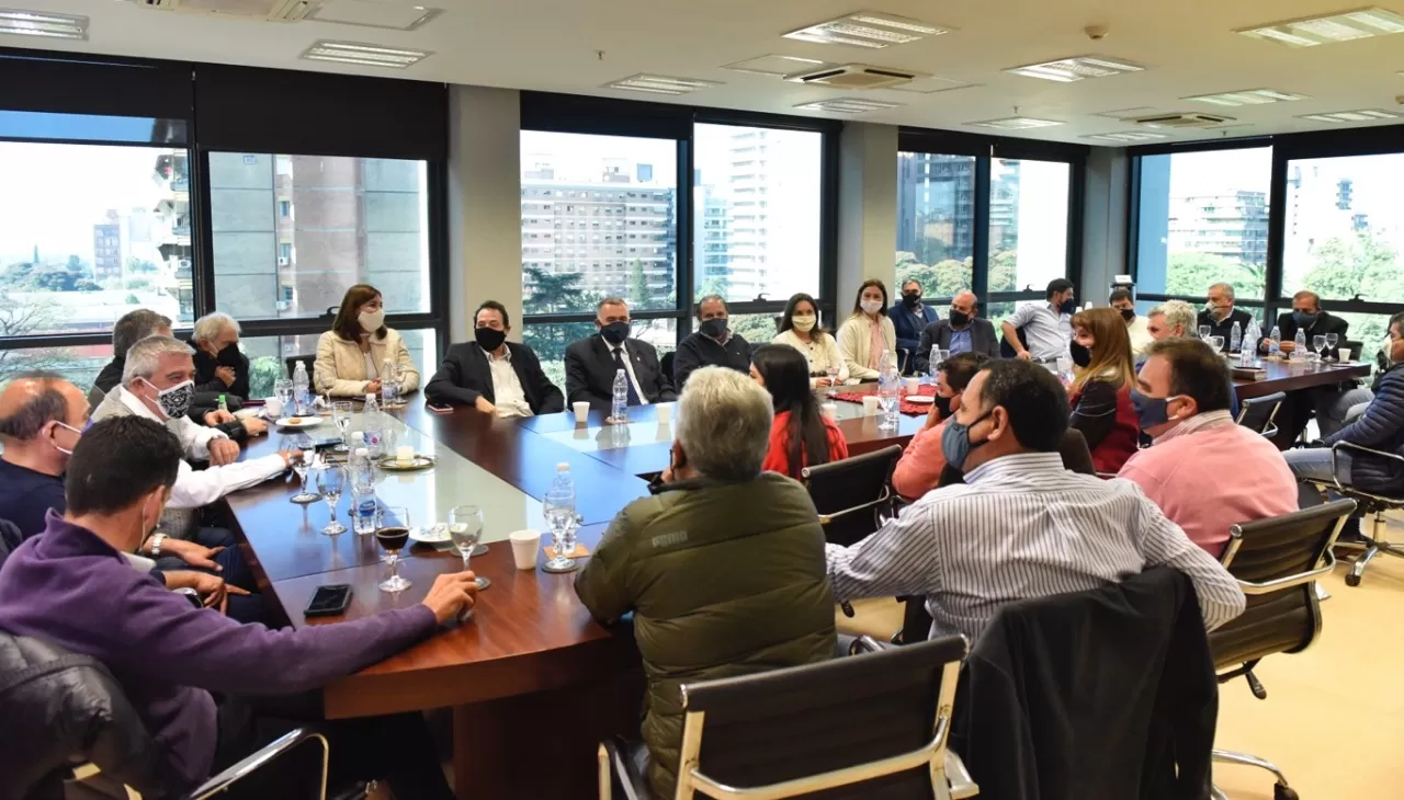 ENTRE COMPAÑEROS. El bloque Justicialista, presidido por Álvarez, se reunió ante la mirada de Jaldo. Foto: Prensa Legislatura