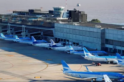 La aerolínea estatal oficializó las suspensiones