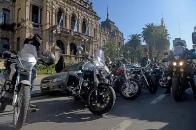 Motociclistas marcharon desde la Legislatura hasta la Casa de Gobierno en reclamo contra una ley