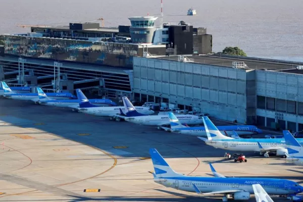 La aerolínea estatal oficializó las suspensiones