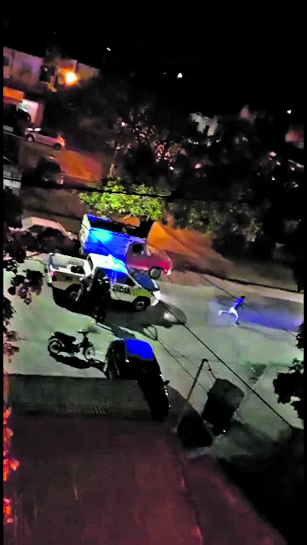 ESCAPE. Los aprehendidos lograron salir de una patrulla y fugarse. 