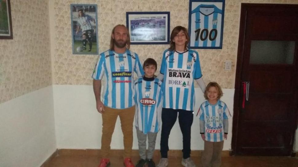 CON SUS HIJOS. Granero con Bastian, Giovanni y Juan Pablo, todos de Atlético. 