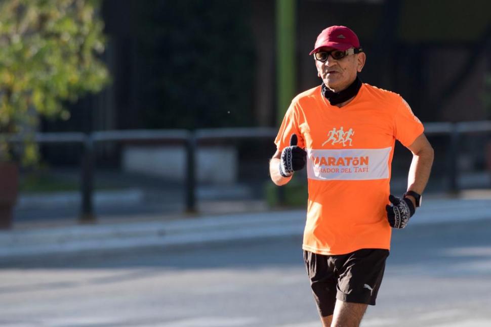 NADA LOS FRENA. La baja temperatura no asusta a los runners.