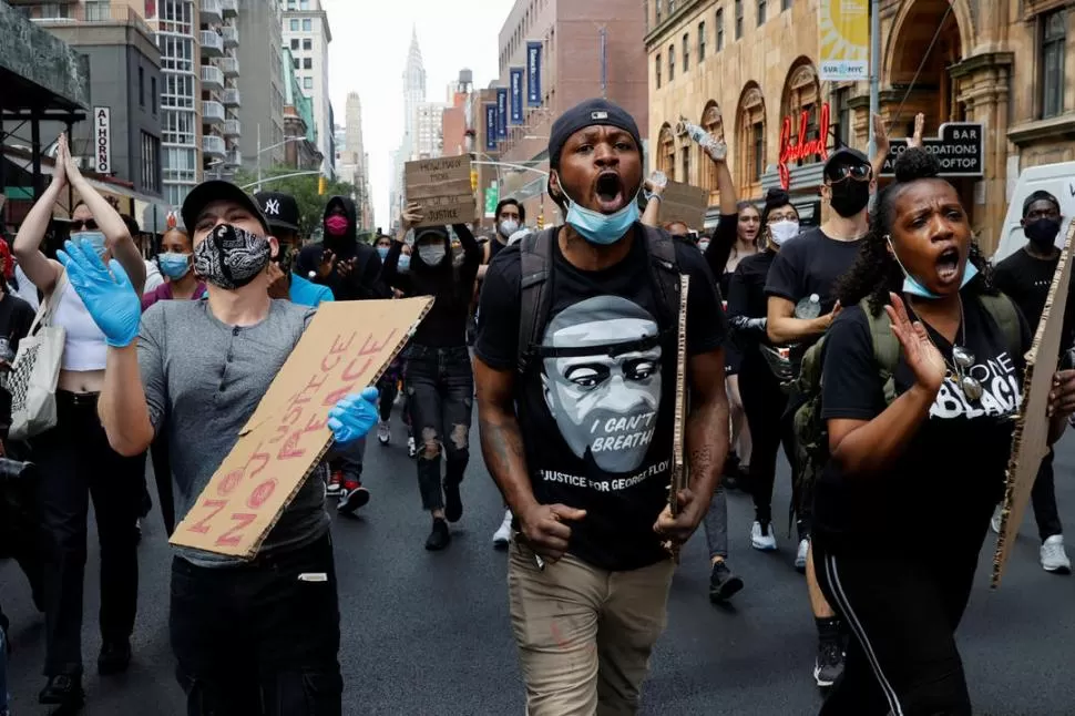 “NO PUEDO RESPIRAR”. George Floyd murió tras ser asfixiado por un agente de la policía el pasado 25 de mayo. reuters