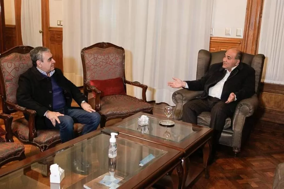 JUNTOS OTRA VEZ. Alfaro y Manzur mantuvieron un mitín por 25 minutos para charlar de finanzas municipales. twitter @JuanManzurOK 