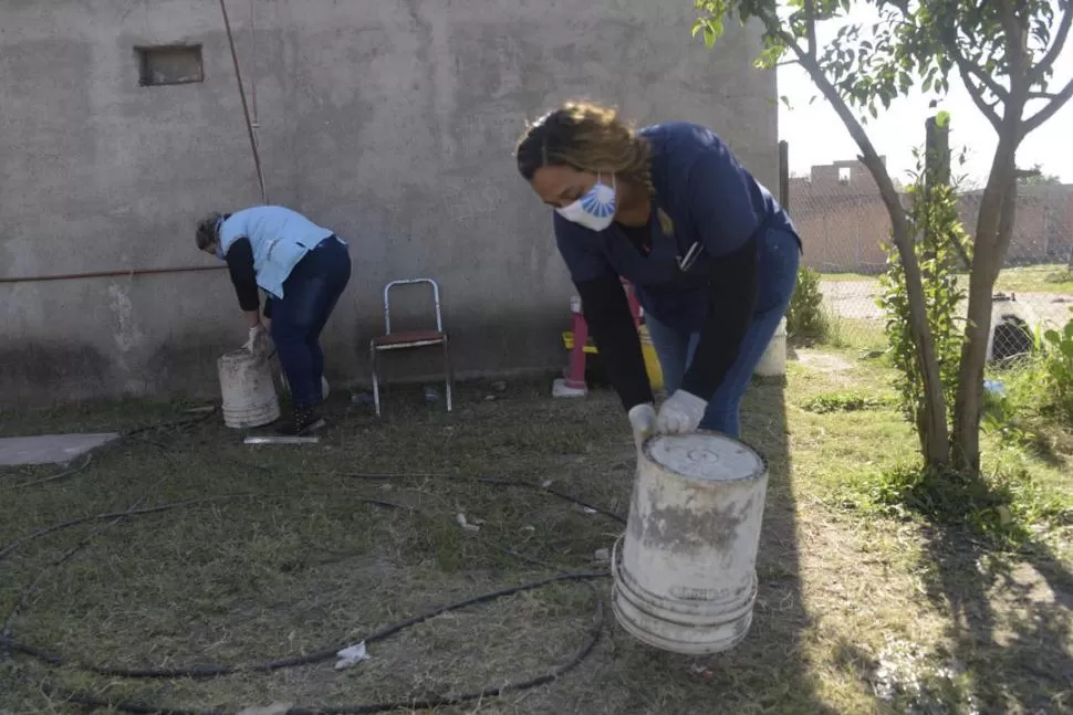 EN ALDERETES. Personal del Siprosa durante una de sus habituales desinfecciones de barrios.