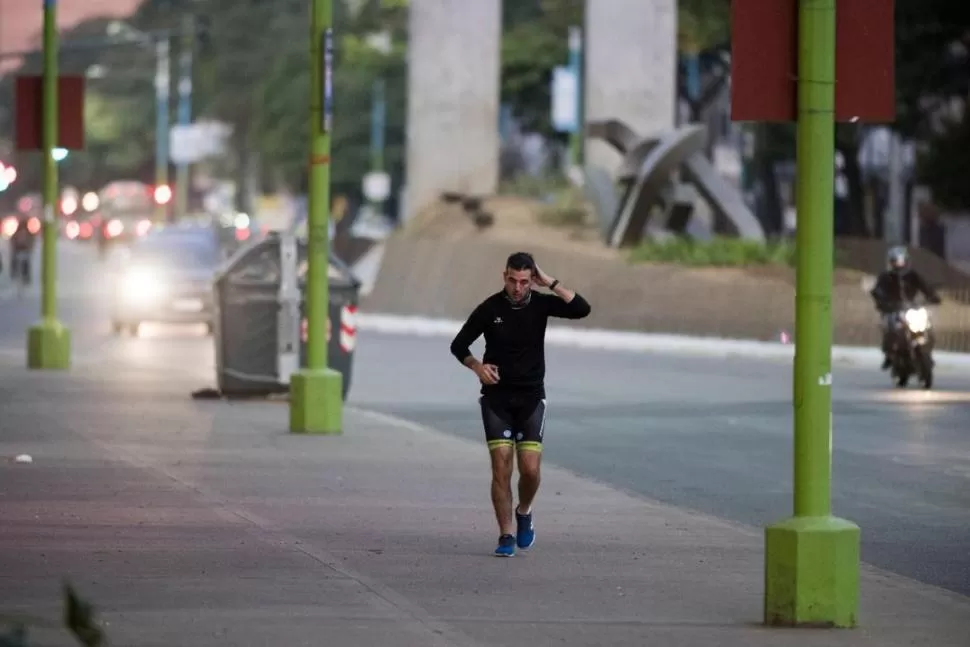 NO MÁS RUNNERS SOLITARIOS. Algunos burlaron el encierro para correr en este tiempo. Ahora está permitido. la gaceta / fotos de diego aráoz