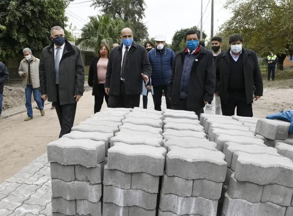 POR EL ESTE. Jaldo acompañó a Manzur en la mañana de ayer; primero en Banda de Río Salí y luego en Lastenia. twitter @OsvaldoJaldo