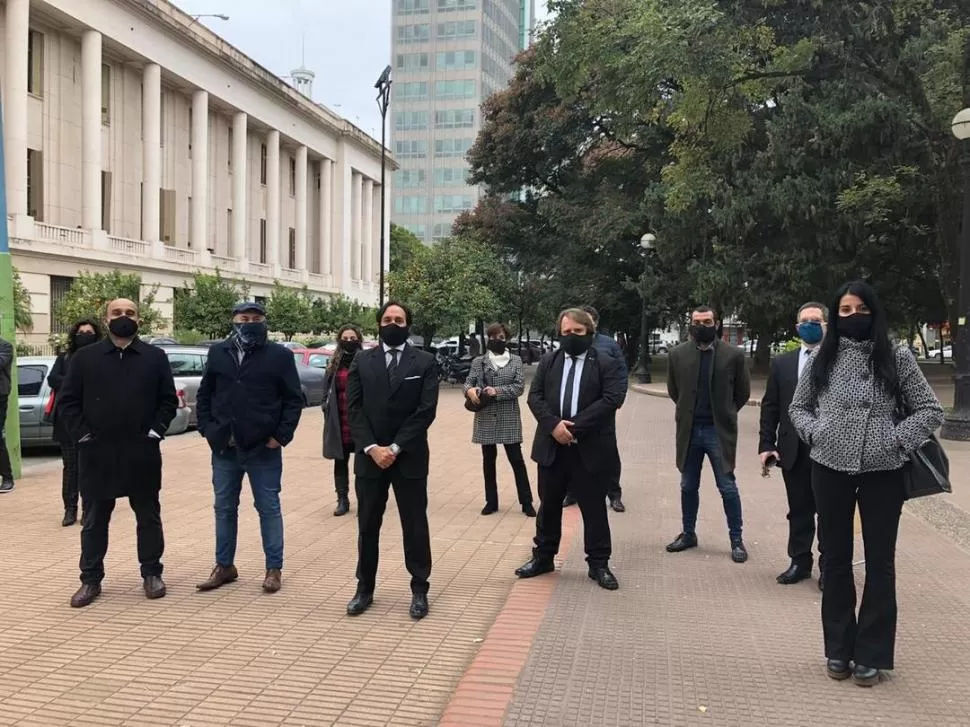 GRUPO DEL “MANIFIESTO LETRADO”. Algunos de los que reclaman “coordinación” en la plaza Yrigoyen la gaceta / foto de irene benito