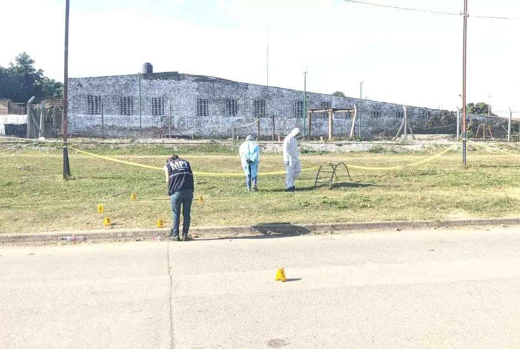 CRIMEN DE LUCENA. Peritos trabajan en la zona donde mataron al policía.