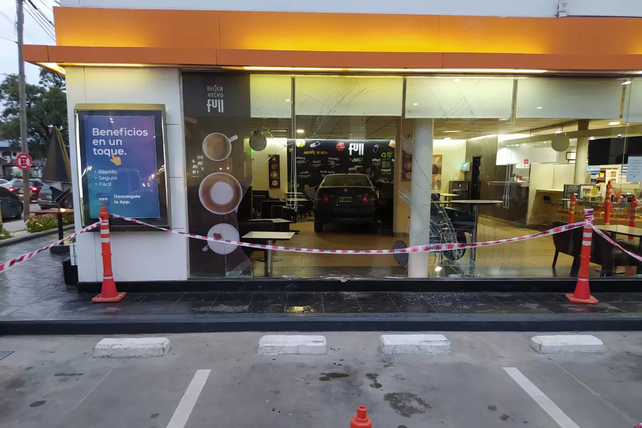 ACCIDENTE. El conductor terminó adentro del local, en la esquina de Aconquija y Belgrano.