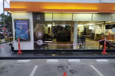 Perdió el control del auto, atravesó el vidrio y se metió en el bar de una estación de servicio