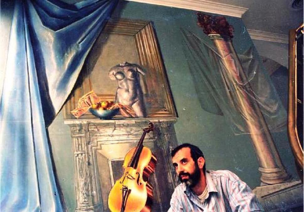 EL AUTOR Y SU OBRA. Detrás del pintor hay un mural de su autoría.