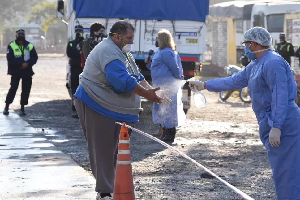 OPERATIVO EN EL MERCADO. Los hisopados a los transportistas se realizarán a lo largo de la semana. También habrá controles en la obra social. la gaceta / fotos de analía jaramillo 