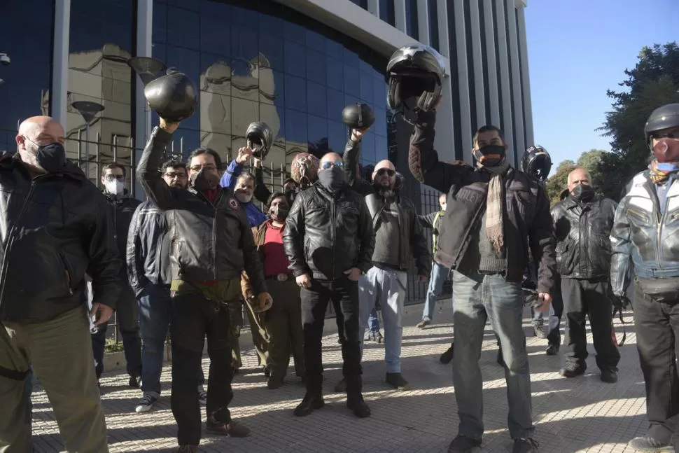 RECLAMO. La manifestación comenzó frente a la Legislatura y luego prosiguió en las puertas de Casa de Gobierno.   