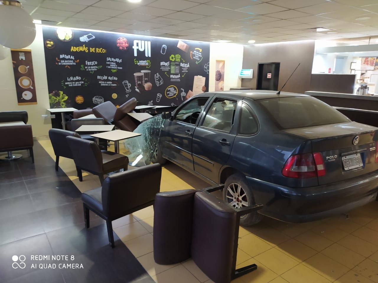 Perdió el control del auto, atravesó el vidrio y se metió en el bar de una estación de servicio