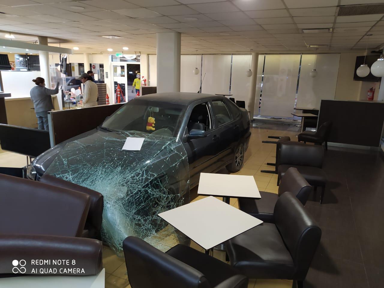 Perdió el control del auto, atravesó el vidrio y se metió en el bar de una estación de servicio