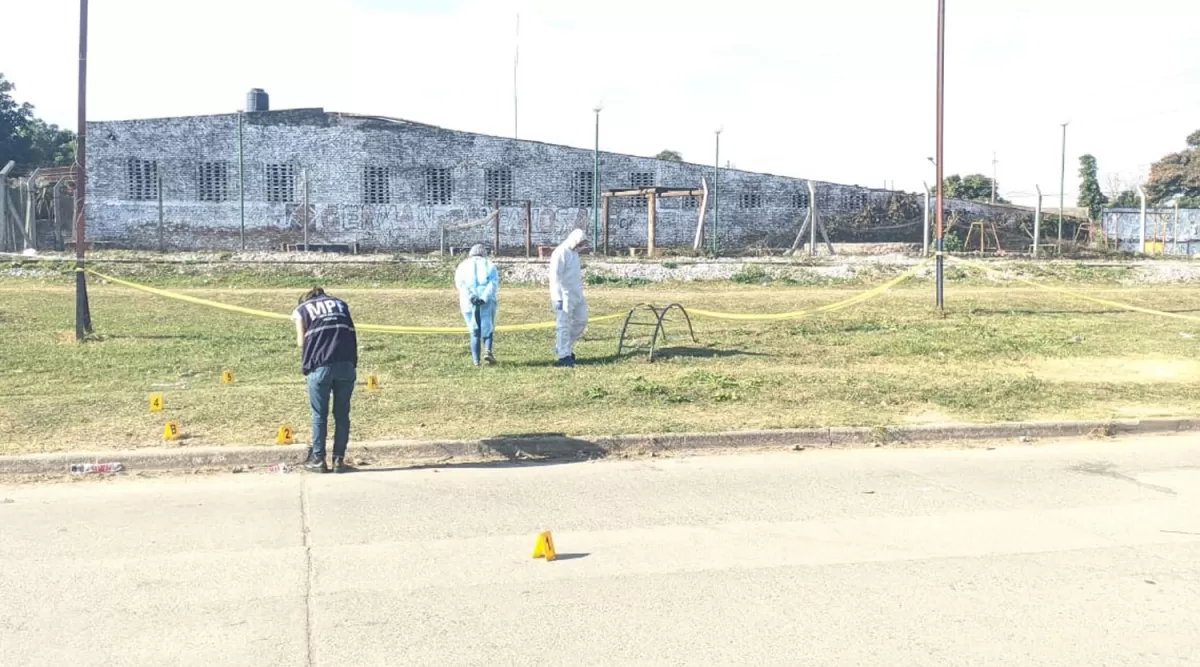 EL LUGAR DE LOS HECHOS. Peritos del Equipo Científico de Investigación Fiscal y de la Policía toman muestras en la zona donde el cabo primero fue asesinado.  