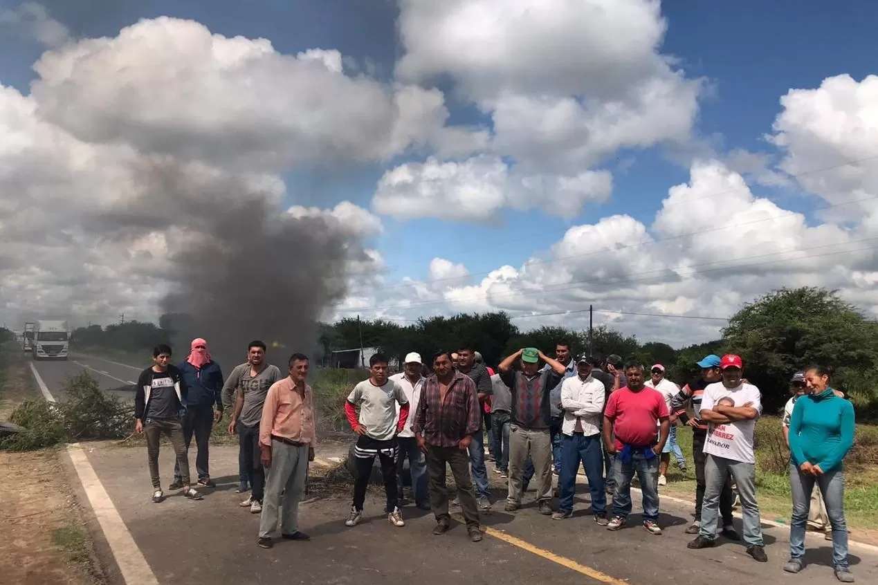 AISLADOS. Vecinos efectuaron una protesta sobre la ruta a fines de marzo. Foto: ARCHIVO LA GACETA