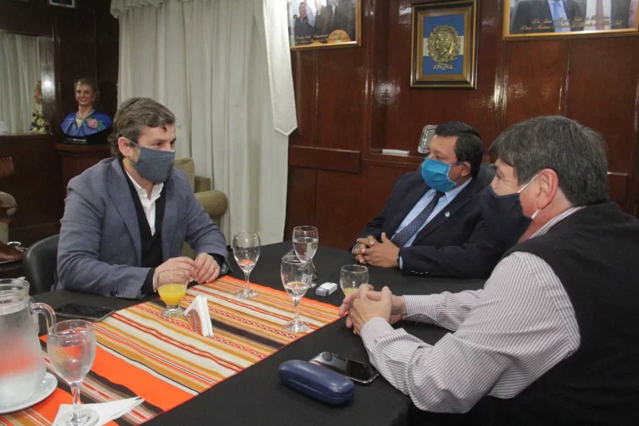 DIÁLOGO. Monteros (al centro), junto a Campero y Salomón. Foto: Prensa Banda del Río Salí