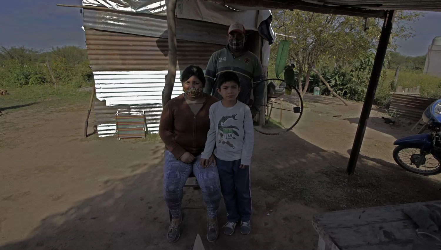 Johana Herrera cocina para más de 65 chicos en la escuela. Vive con su esposo y su hijo.