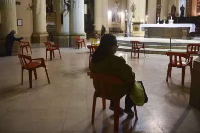 Abrieron los templos tucumanos y los fieles respetaron la distancia social para orar