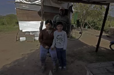 A la cocinera de la escuela se le derrumbó la casa y vive entre chapas