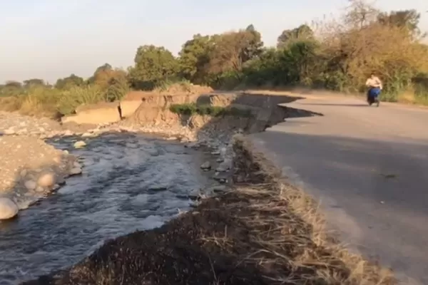 Peligro en la ruta 321: hace cuatro meses que el río arrasó con más de media calzada