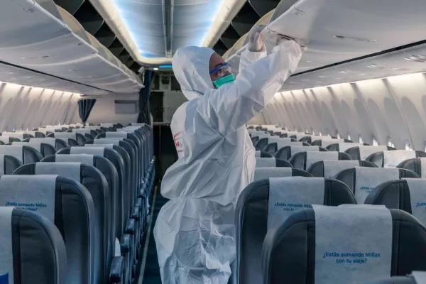 Dos vuelos trajeron insumos de China para los trabajadores de la salud