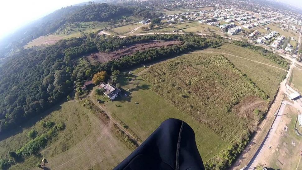 VOLANDO. Desde el martes, los parapentistas ya se entrenan, con salida en los despegues del cerro San Javier y llegado al predio llamado El Edén.