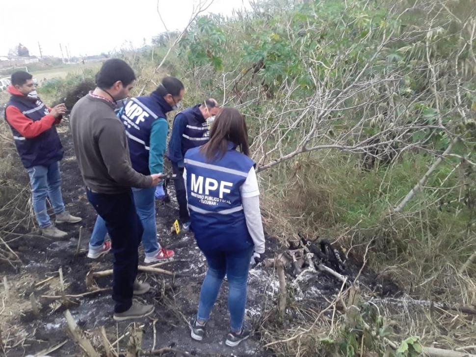 INTENTO FALLIDO. Los investigadores en el lugar donde encontraron la moto incendiada del policía. 