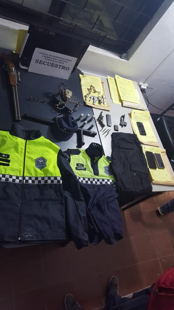 OPERATIVOS. Secuestraron uniformes y otros elementos policiales. 