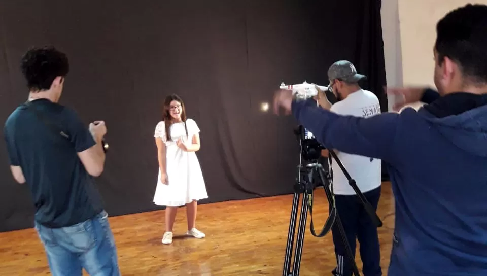 DETRÁS DE ESCENAS. En plena filmación del video de Curemos la Pacha, Conti atiende las indicaciones de quienes manejan las cámaras.