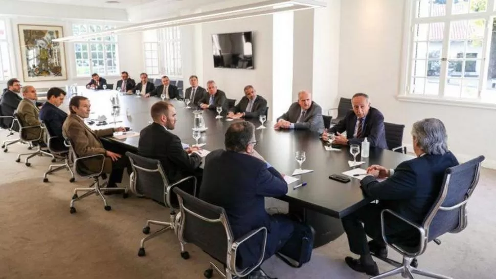 EN LA MISMA MESA. Los industriales apoyaron la renegociación de la deuda y Fernández negó proyectos contra el sector privado. 
